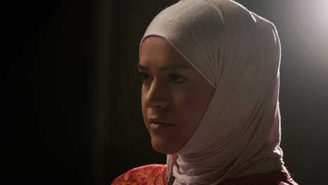 Studioporträt-Einer-Muslimischen-Frau-Mit-Hijab-Vor-Schlichtem-Hintergrund-1